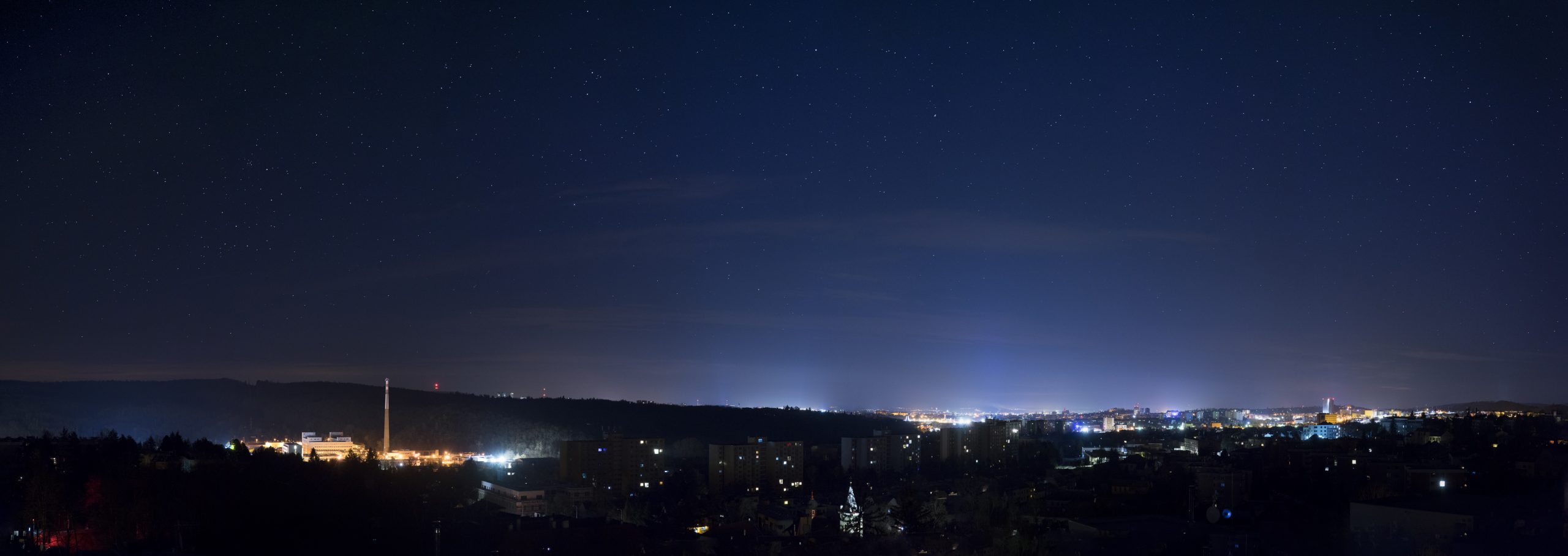 Panorama nočního Brna bez poulišního osvětlení